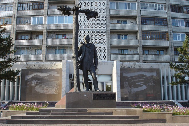 Памятник поэту Султанмахмут Торайгырову